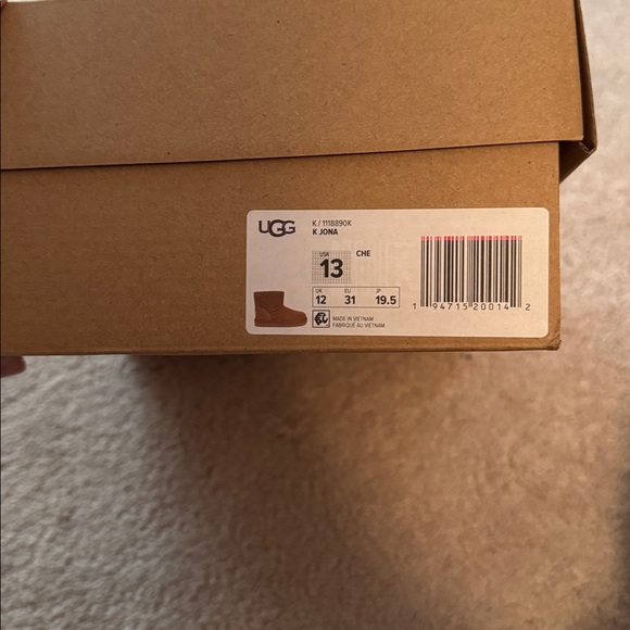 UGG Classic Chestnut Boots - Picture 5 of 5